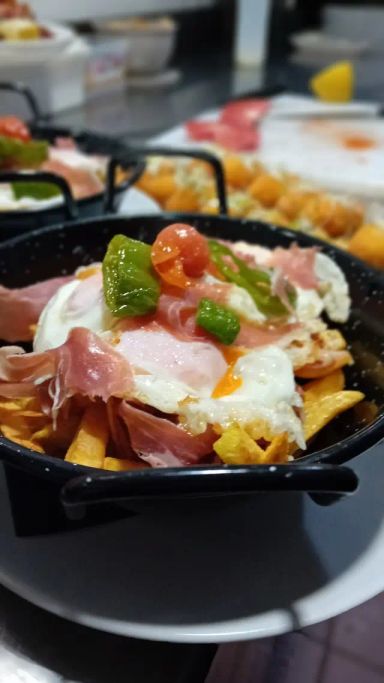 Huevos rotos con jamón del bueno