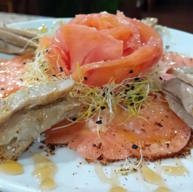 Tomate rosa, ventresca y oro líquido