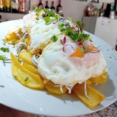 Huevos Rotos con Gulas