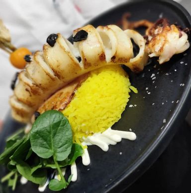 Calamar braseado con parmentier y alioli negro