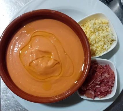 Salmorejo del bueno, con su jamón y su huevo