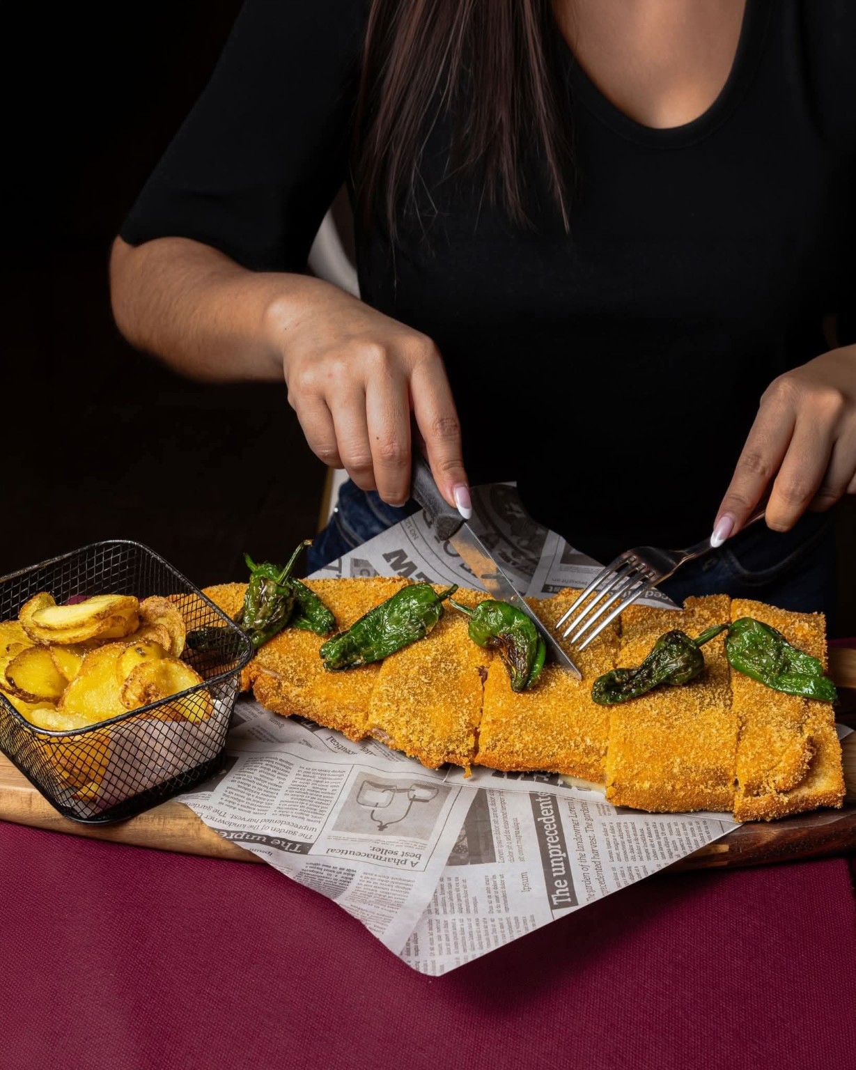 Cachopo de GastroBar21 servido con patatas y pimientos, cocina 100% sin gluten
